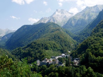 Village de montagne vu de loin.